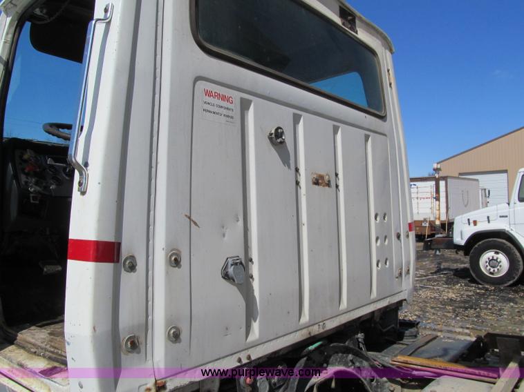 image for item D7248 1993 Ford L9000 Aeromax dump truck