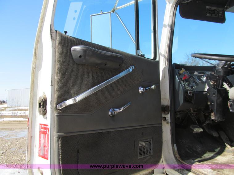 image for item D7248 1993 Ford L9000 Aeromax dump truck