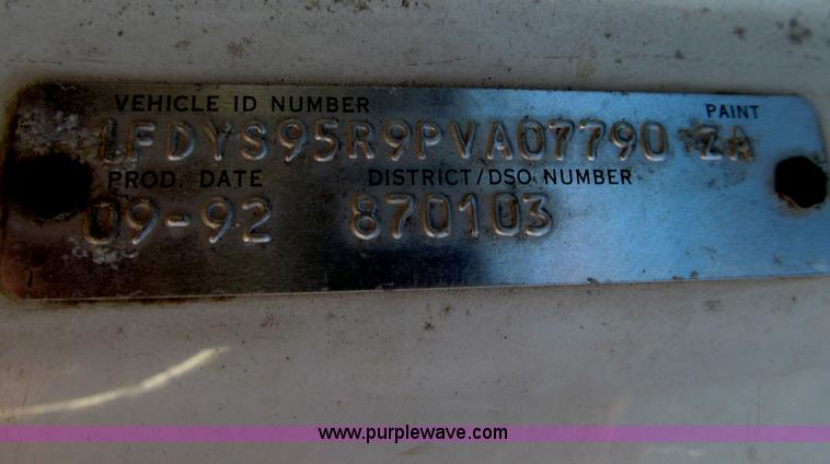 image for item D7248 1993 Ford L9000 Aeromax dump truck