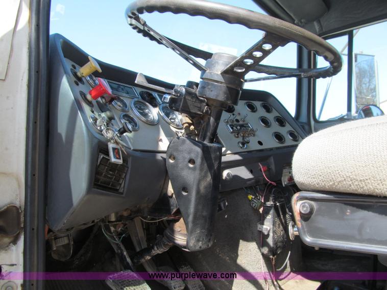 image for item D7248 1993 Ford L9000 Aeromax dump truck