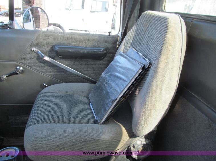 image for item D7248 1993 Ford L9000 Aeromax dump truck