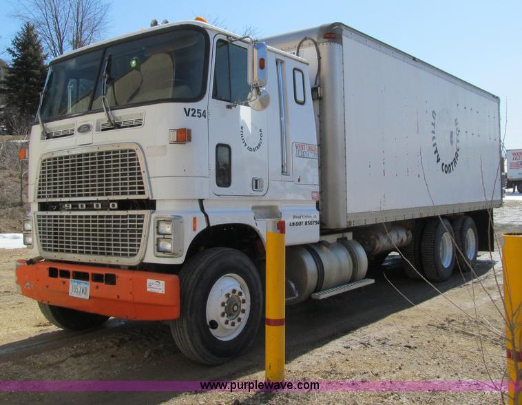 image for item D7249 1990 Ford CL9000 box truck