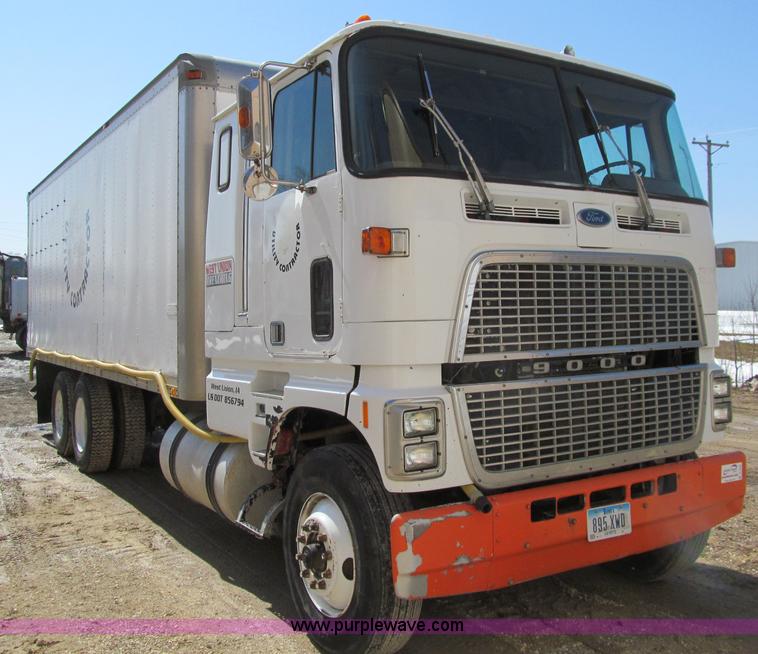 image for item D7249 1990 Ford CL9000 box truck