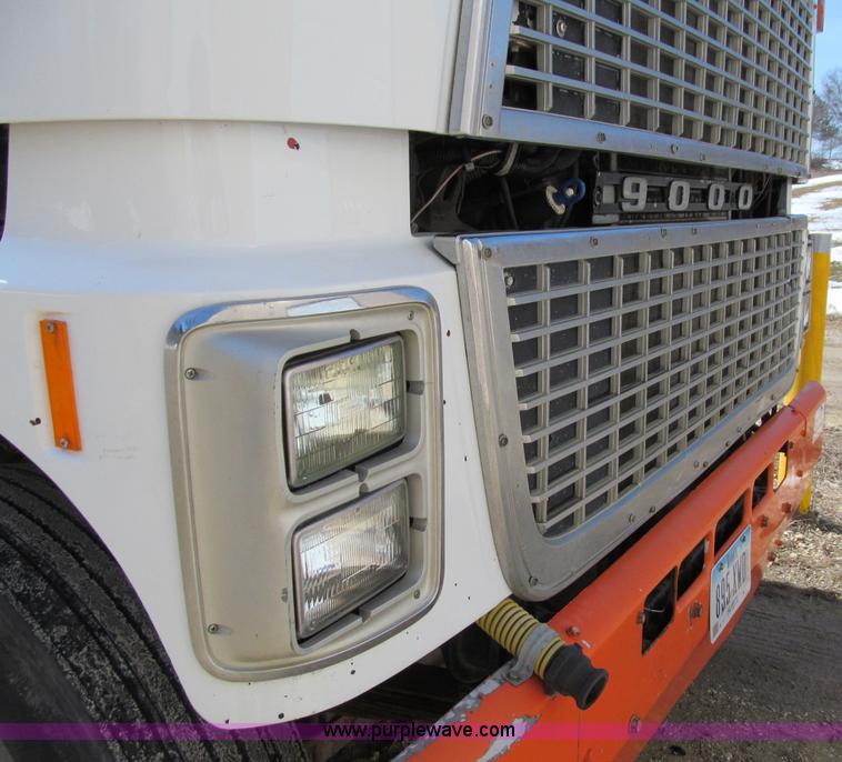 image for item D7249 1990 Ford CL9000 box truck