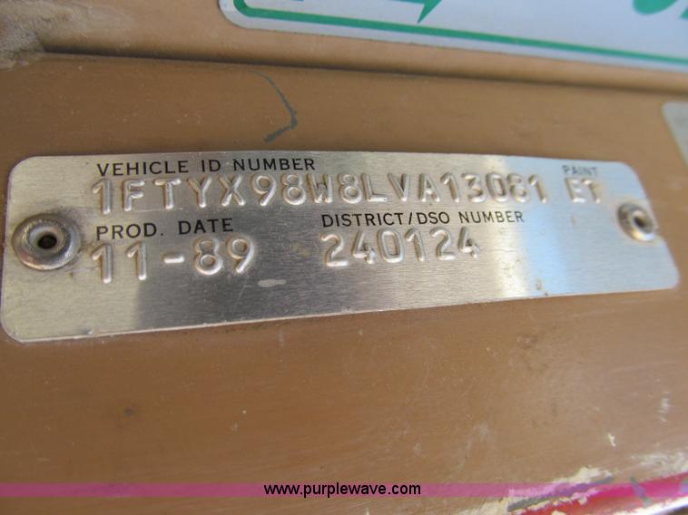 image for item D7249 1990 Ford CL9000 box truck