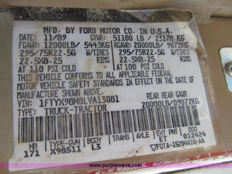 image for item D7249 1990 Ford CL9000 box truck