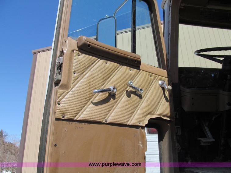 image for item D7249 1990 Ford CL9000 box truck