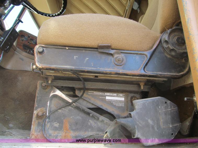 image for item D7249 1990 Ford CL9000 box truck