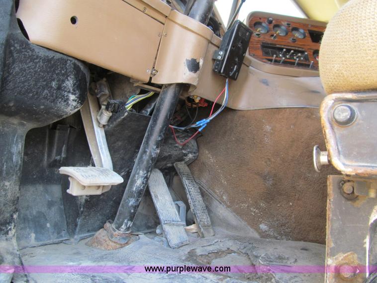 image for item D7249 1990 Ford CL9000 box truck