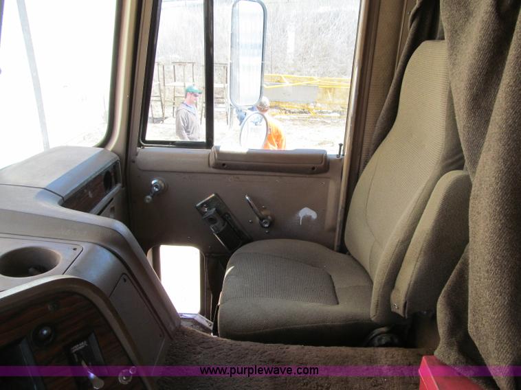 image for item D7249 1990 Ford CL9000 box truck