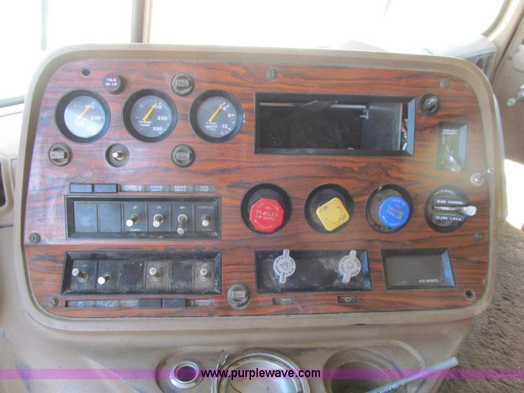 image for item D7249 1990 Ford CL9000 box truck