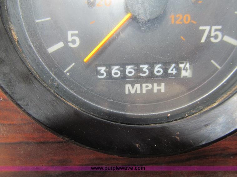 image for item D7249 1990 Ford CL9000 box truck