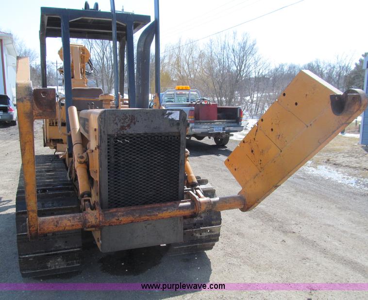 image for item D7252 1979 Case 475 crawler vibratory plow