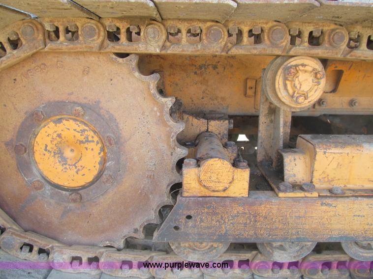 image for item D7252 1979 Case 475 crawler vibratory plow