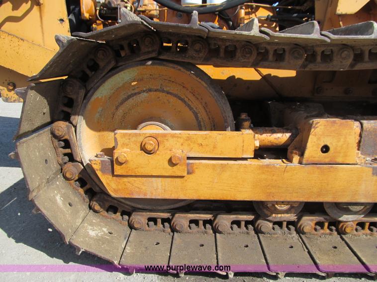 image for item D7252 1979 Case 475 crawler vibratory plow