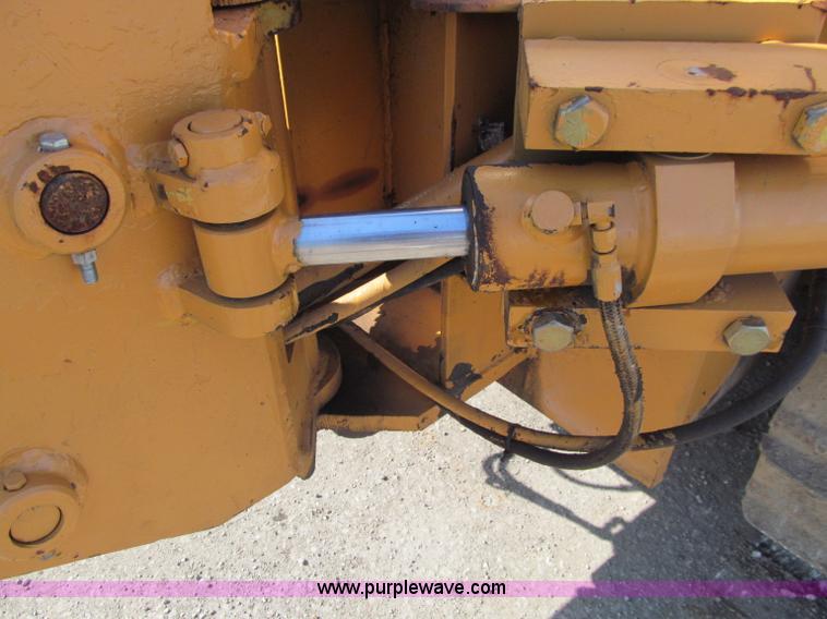 image for item D7252 1979 Case 475 crawler vibratory plow