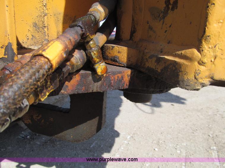 image for item D7252 1979 Case 475 crawler vibratory plow