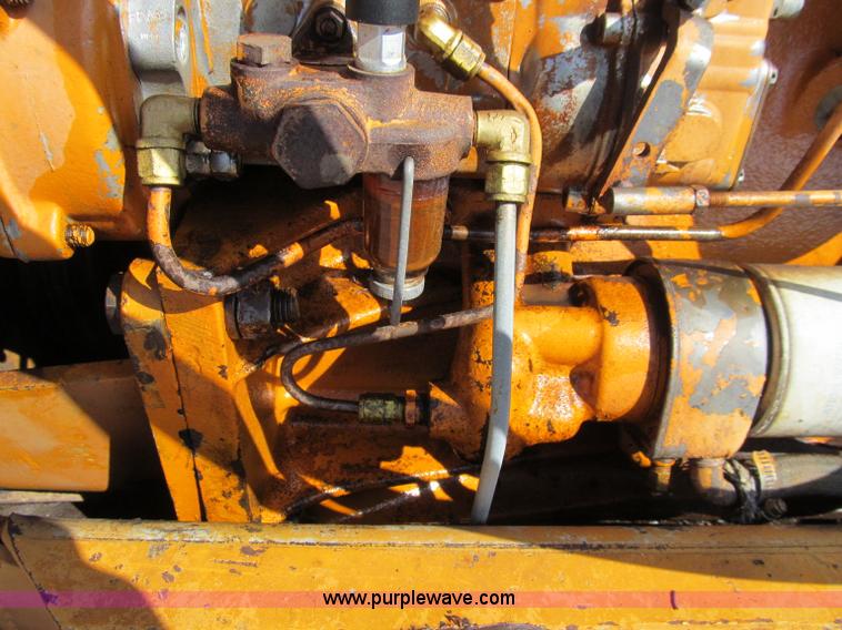 image for item D7252 1979 Case 475 crawler vibratory plow