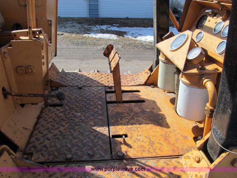 image for item D7252 1979 Case 475 crawler vibratory plow