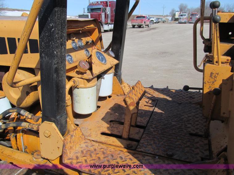 image for item D7252 1979 Case 475 crawler vibratory plow