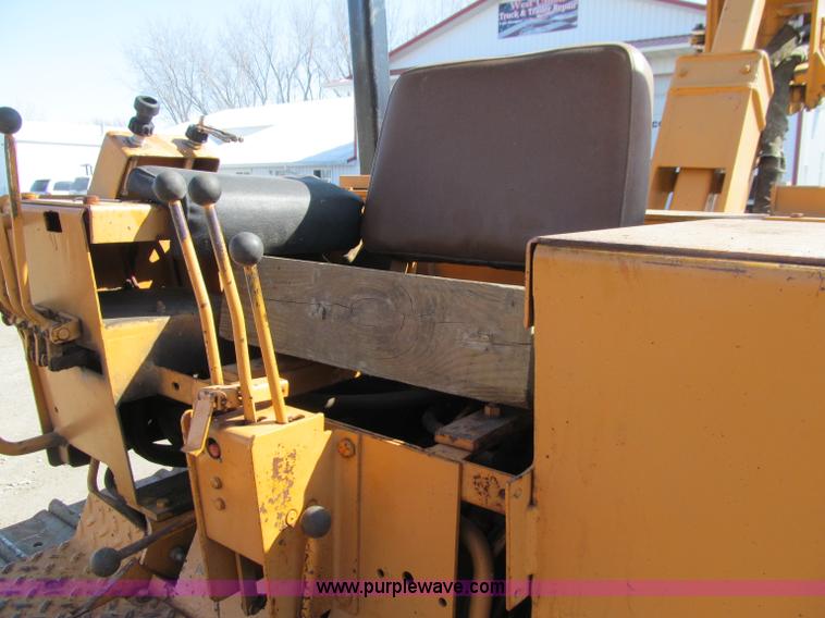 image for item D7252 1979 Case 475 crawler vibratory plow