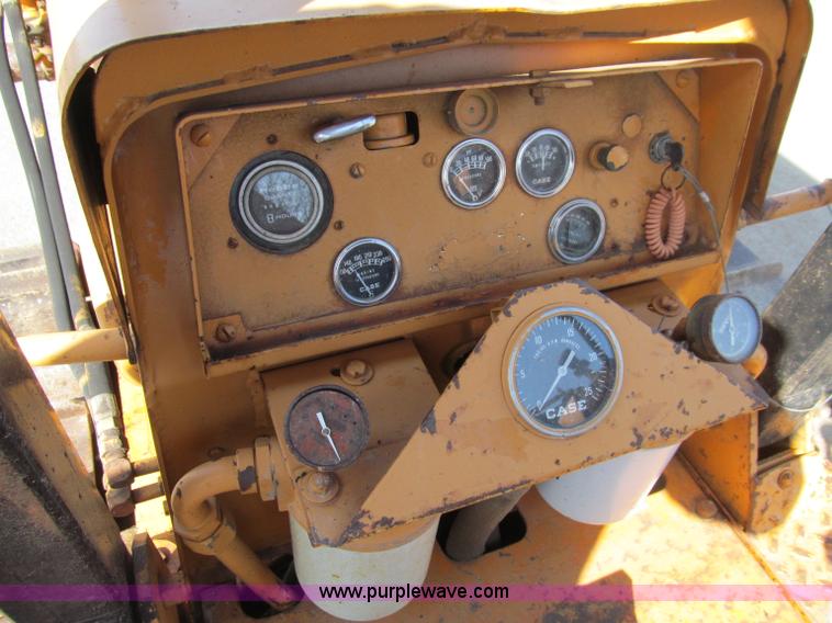 image for item D7252 1979 Case 475 crawler vibratory plow