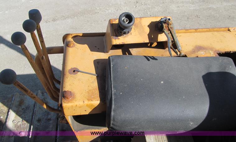 image for item D7252 1979 Case 475 crawler vibratory plow