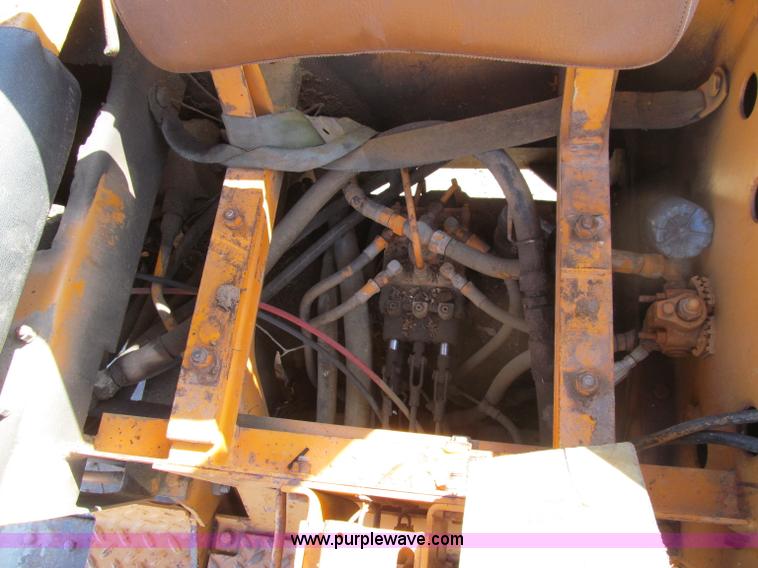 image for item D7252 1979 Case 475 crawler vibratory plow
