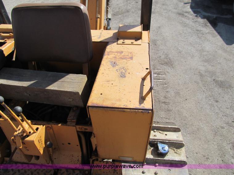 image for item D7252 1979 Case 475 crawler vibratory plow