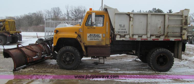 image for item F5955 1979 International 1824 dump truck