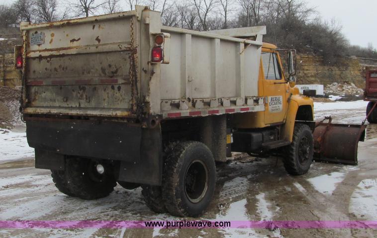 image for item F5955 1979 International 1824 dump truck