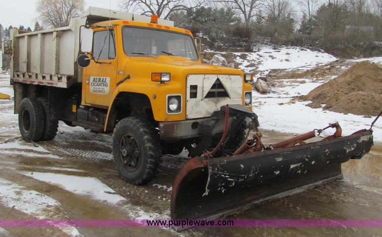 image for item F5955 1979 International 1824 dump truck