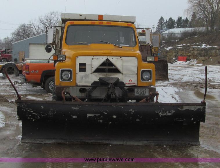 image for item F5955 1979 International 1824 dump truck