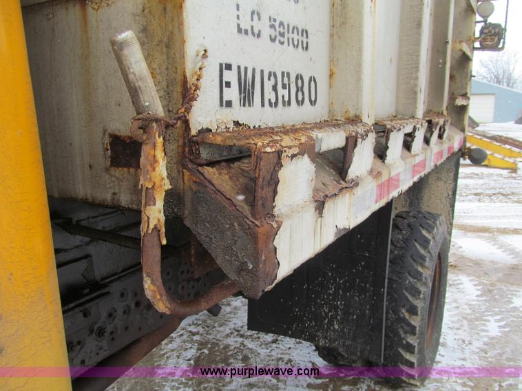 image for item F5955 1979 International 1824 dump truck