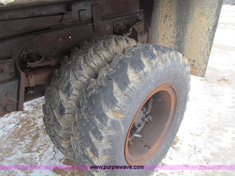 image for item F5955 1979 International 1824 dump truck