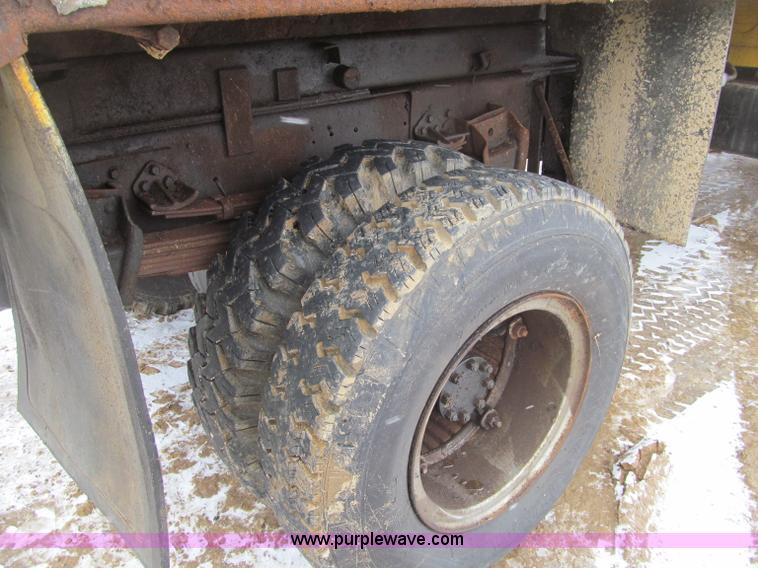 image for item F5955 1979 International 1824 dump truck