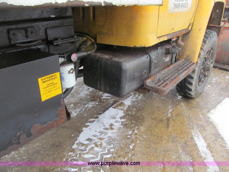 image for item F5955 1979 International 1824 dump truck