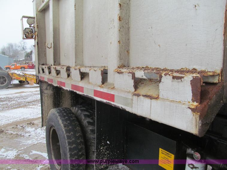 image for item F5955 1979 International 1824 dump truck