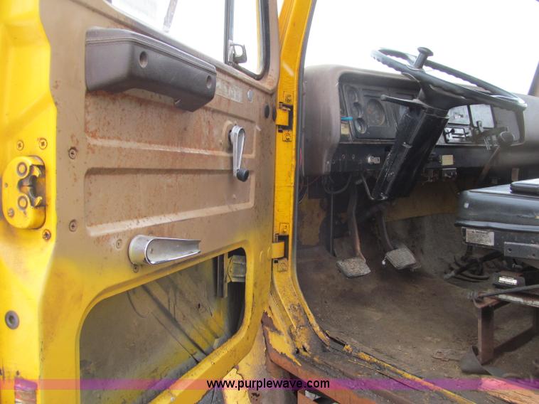 image for item F5955 1979 International 1824 dump truck