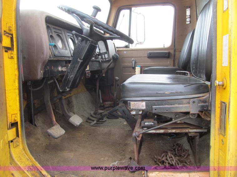 image for item F5955 1979 International 1824 dump truck