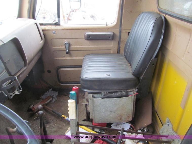 image for item F5955 1979 International 1824 dump truck