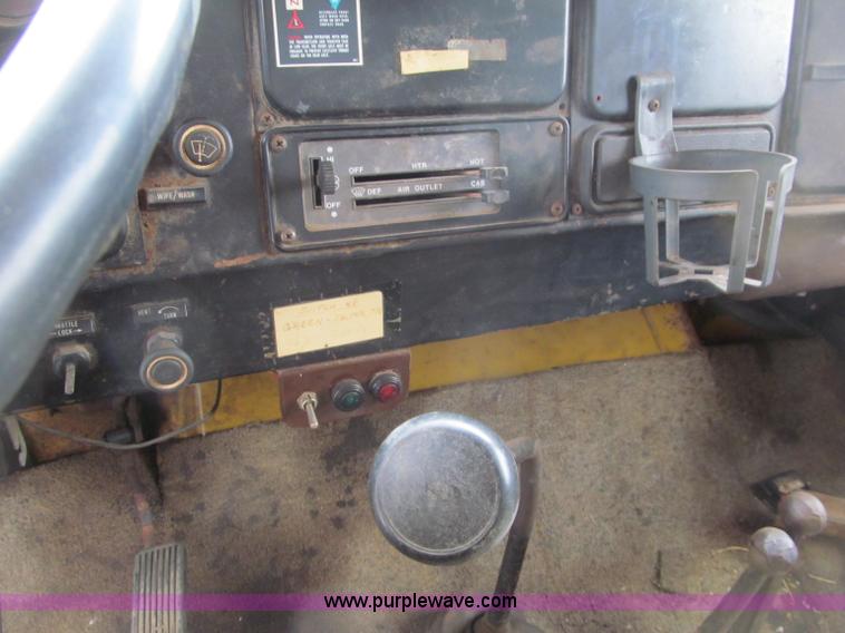 image for item F5955 1979 International 1824 dump truck