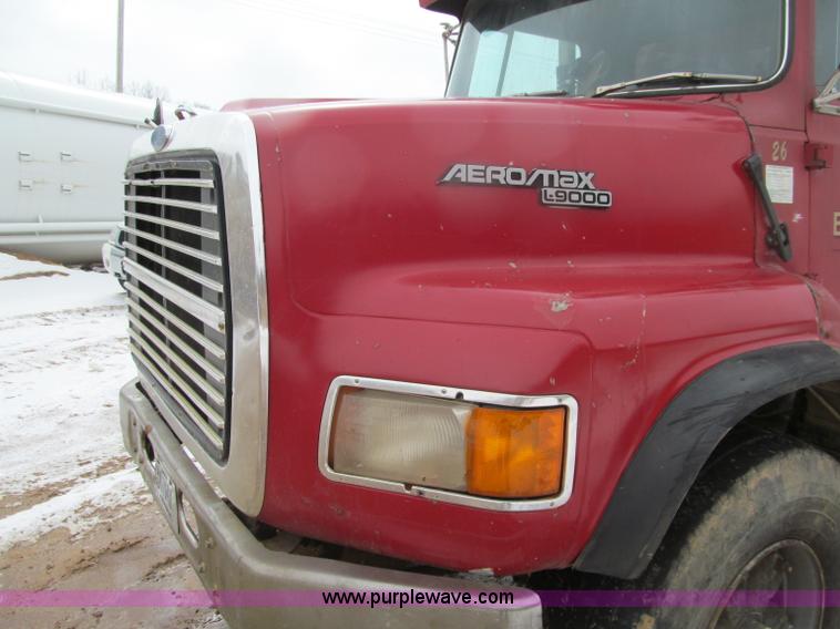 image for item F5961 1986 Ford Aeromax L9000 tri axle dump truck