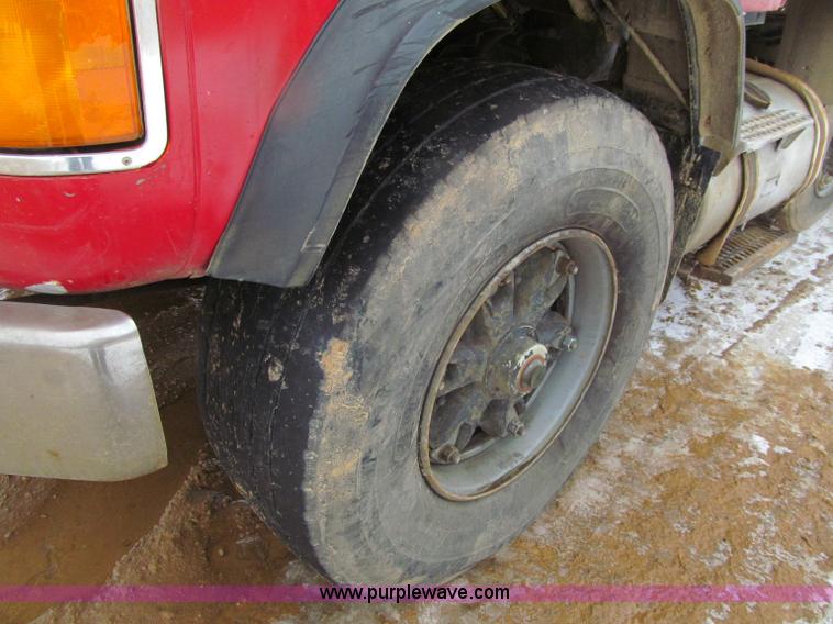 image for item F5961 1986 Ford Aeromax L9000 tri axle dump truck