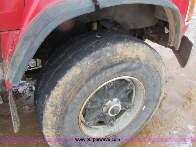 image for item F5961 1986 Ford Aeromax L9000 tri axle dump truck