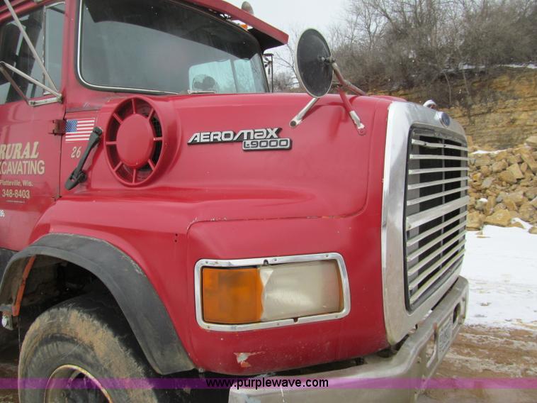 image for item F5961 1986 Ford Aeromax L9000 tri axle dump truck