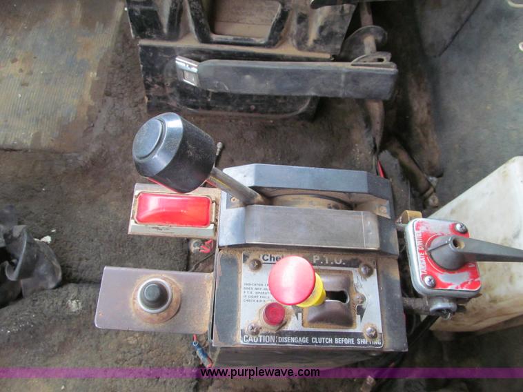 image for item F5961 1986 Ford Aeromax L9000 tri axle dump truck