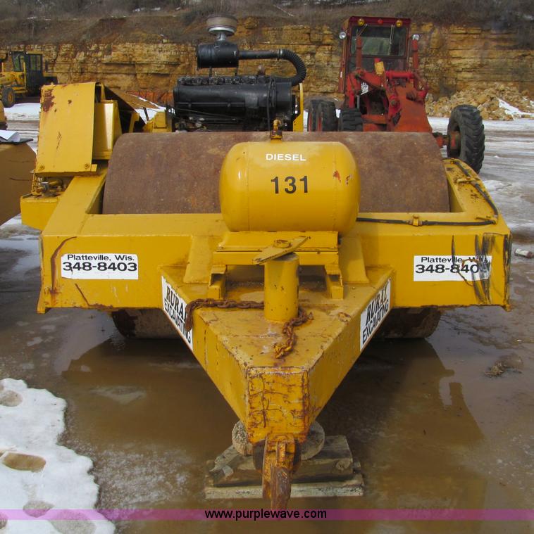 image for item F5962 Smooth drum vibratory roller