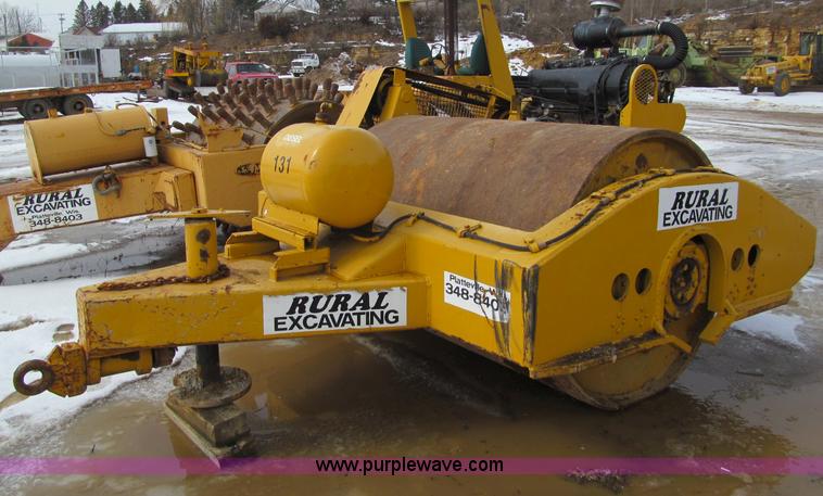 image for item F5962 Smooth drum vibratory roller