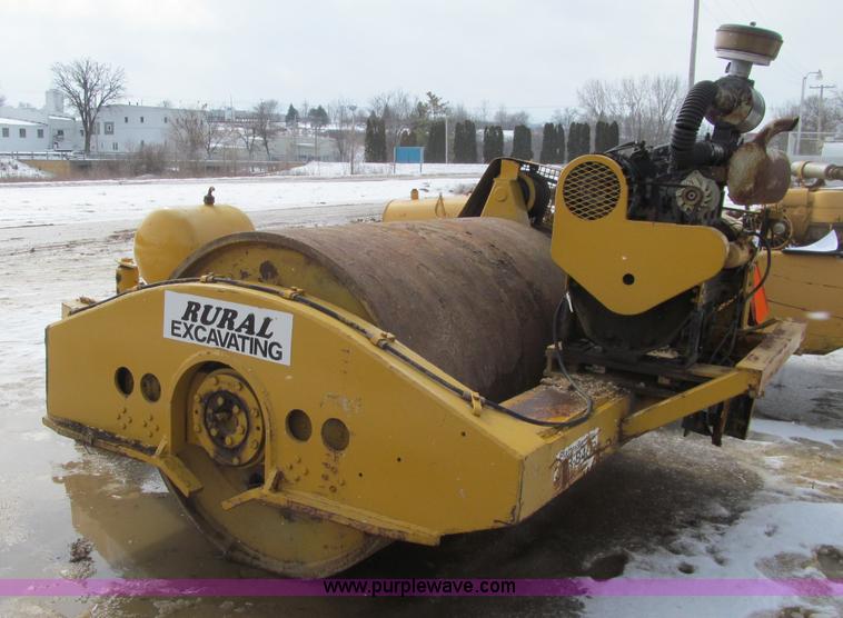 image for item F5962 Smooth drum vibratory roller